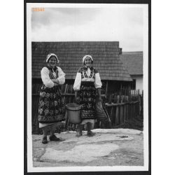   Lányok népviseletben, Felvidék, utcakép, Horthy-korszak, népviselet, fonott kosár, helytörténet, 1935., 1930-s évek, Eredeti fotó, papírkép.   
