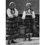 Lányok népviseletben, Felvidék, utcakép, Horthy-korszak, népviselet, fonott kosár, helytörténet, 1935., 1930-s évek, Eredeti fotó, papírkép.   