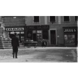 Besztercebánya főtere, óratorony, Mária-oszlop, Besztercebánya, Felvidék, utcakép, Horthy-korszak, feliratok, táblák, helytörténet, 1935., 1930-s évek, Eredeti fotó, papírkép.  