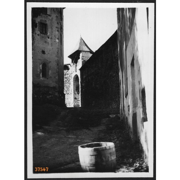 A selmecbányai Óvár udvarrészlete, Selmecbánya, Felvidék, utcakép, Horthy-korszak, építészet, vár, helytörténet, 1935., 1930-s évek, Eredeti fotó, papírkép.   