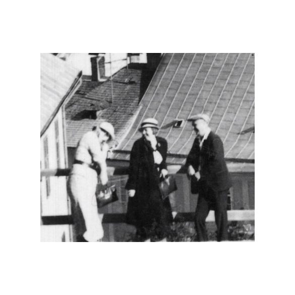 Selmecbánya látképe, háttérben az Újvár (Leányvár), Selmecbánya, Felvidék, utcakép, Horthy-korszak, kirándulók, város, építészet, helytörténet, 1935., 1930-s évek, Eredeti fotó, papírkép.  