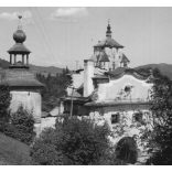 A Hegybányai-lapu Selmecbányán, háttérben a Leányvárral, Selmecbánya, Felvidék, utcakép, Horthy-korszak, épületek, építészet, helytörténet, 1935., 1930-s évek, Eredeti fotó, papírkép.   