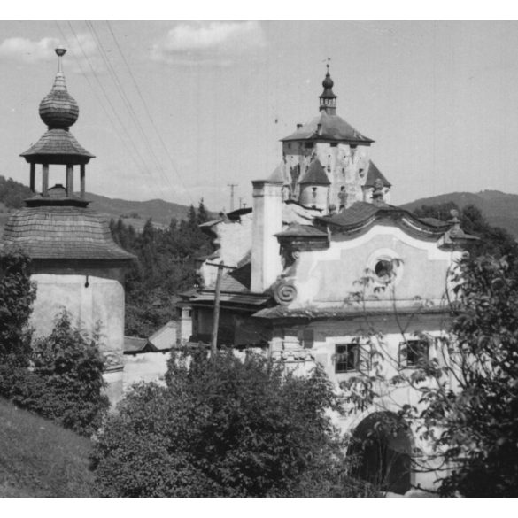 A Hegybányai-lapu Selmecbányán, háttérben a Leányvárral, Selmecbánya, Felvidék, utcakép, Horthy-korszak, épületek, építészet, helytörténet, 1935., 1930-s évek, Eredeti fotó, papírkép.   