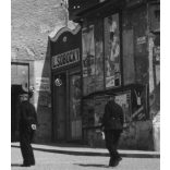 Városkapu Körmöcbányán, Körmöcbánya, Felvidék, utcakép, Horthy-korszak, épület, építészet, feliratok, táblák, lovasszekér, helytörténet, 1935., 1930-s évek, Eredeti fotó, papírkép.  