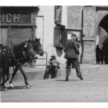 Városkapu Körmöcbányán, Körmöcbánya, Felvidék, utcakép, Horthy-korszak, épület, építészet, feliratok, táblák, lovasszekér, helytörténet, 1935., 1930-s évek, Eredeti fotó, papírkép.  