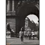 Nagyobb méret, Szendrő István fotóművészeti alkotása, Koronaőrök a budai várban, Budapest, őrök, katonák, 1930-as évek. Eredeti, pecséttel jelzett fotó, papírkép, Agfa Brovira papíron. 