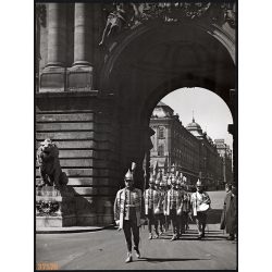   Nagyobb méret, Szendrő István fotóművészeti alkotása, Koronaőrök a budai várban, Budapest, őrök, katonák, 1930-as évek. Eredeti, pecséttel jelzett fotó, papírkép, Agfa Brovira papíron. 