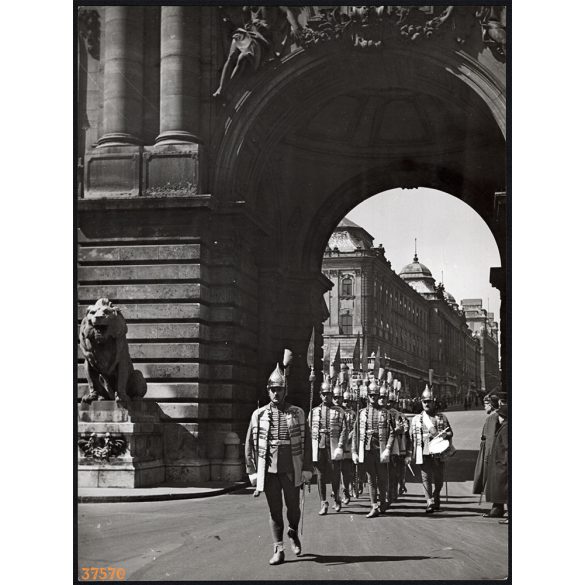 Nagyobb méret, Szendrő István fotóművészeti alkotása, Koronaőrök a budai várban, Budapest, őrök, katonák, 1930-as évek. Eredeti, pecséttel jelzett fotó, papírkép, Agfa Brovira papíron. 