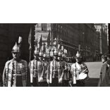 Nagyobb méret, Szendrő István fotóművészeti alkotása, Koronaőrök a budai várban, Budapest, őrök, katonák, 1930-as évek. Eredeti, pecséttel jelzett fotó, papírkép, Agfa Brovira papíron. 