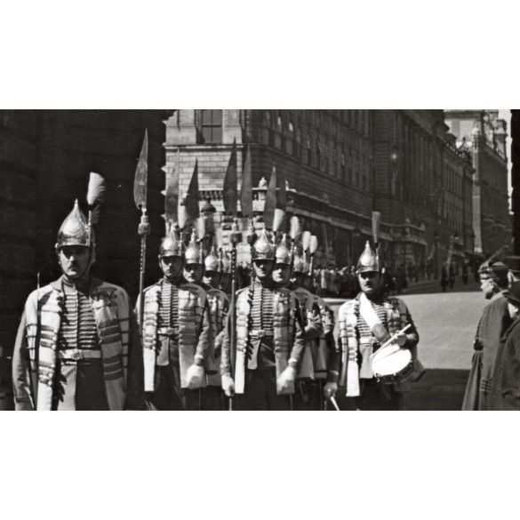 Nagyobb méret, Szendrő István fotóművészeti alkotása, Koronaőrök a budai várban, Budapest, őrök, katonák, 1930-as évek. Eredeti, pecséttel jelzett fotó, papírkép, Agfa Brovira papíron. 
