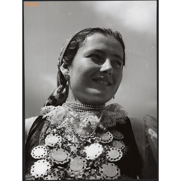 Nagyobb méret, Szendrő István fotóművészeti alkotása, fiatal nő portréja, nagybaracskai népviseletben, Nagybaracska, népviselet, ékszerek, kiegészítők, Bács-Kiskun megye, 1930-as évek. 