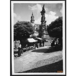   Vásár, a Szentháromság-szobor tövében, Körmöcbánya, Felvidék, utcakép, Horthy-korszak, népviselet, vásár, szobor, helytörténet, 1935., 1930-s évek, Eredeti fotó, papírkép.  