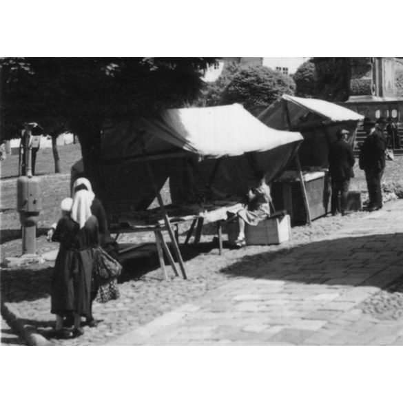 Vásár, a Szentháromság-szobor tövében, Körmöcbánya, Felvidék, utcakép, Horthy-korszak, népviselet, vásár, szobor, helytörténet, 1935., 1930-s évek, Eredeti fotó, papírkép.  