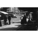 Vásár, a Szentháromság-szobor tövében, Körmöcbánya, Felvidék, utcakép, Horthy-korszak, népviselet, vásár, szobor, helytörténet, 1935., 1930-s évek, Eredeti fotó, papírkép.  