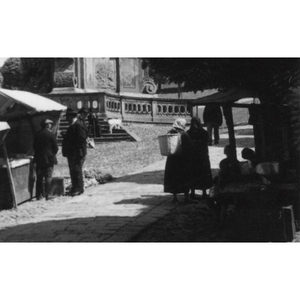 Vásár, a Szentháromság-szobor tövében, Körmöcbánya, Felvidék, utcakép, Horthy-korszak, népviselet, vásár, szobor, helytörténet, 1935., 1930-s évek, Eredeti fotó, papírkép.  