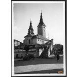Gépjárművel a zsolnai Szentháromság-templom előtt, Zsolna, Felvidék, utcakép, Horthy-korszak, templom, egyház, vallás, feliratok, közlekedéstörténet, helytörténet, 1935., 1930-s évek, Eredeti fotó,