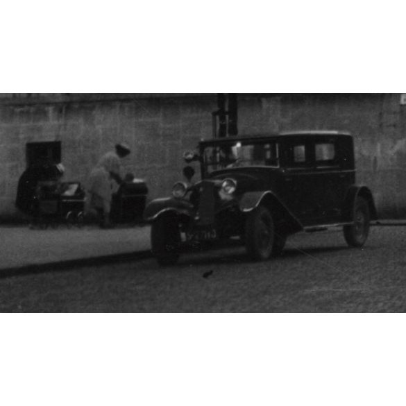 Gépjárművel a zsolnai Szentháromság-templom előtt, Zsolna, Felvidék, utcakép, Horthy-korszak, templom, egyház, vallás, feliratok, közlekedéstörténet, helytörténet, 1935., 1930-s évek, Eredeti fotó,