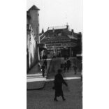 Gépjárművel a zsolnai Szentháromság-templom előtt, Zsolna, Felvidék, utcakép, Horthy-korszak, templom, egyház, vallás, feliratok, közlekedéstörténet, helytörténet, 1935., 1930-s évek, Eredeti fotó,