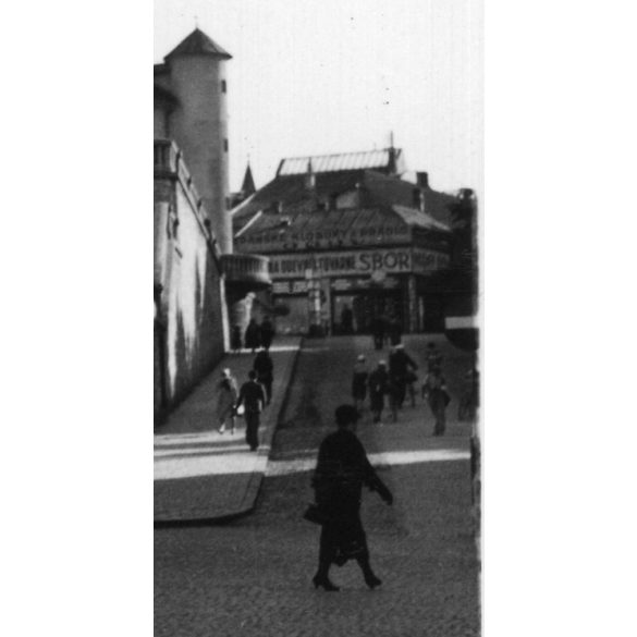 Gépjárművel a zsolnai Szentháromság-templom előtt, Zsolna, Felvidék, utcakép, Horthy-korszak, templom, egyház, vallás, feliratok, közlekedéstörténet, helytörténet, 1935., 1930-s évek, Eredeti fotó,