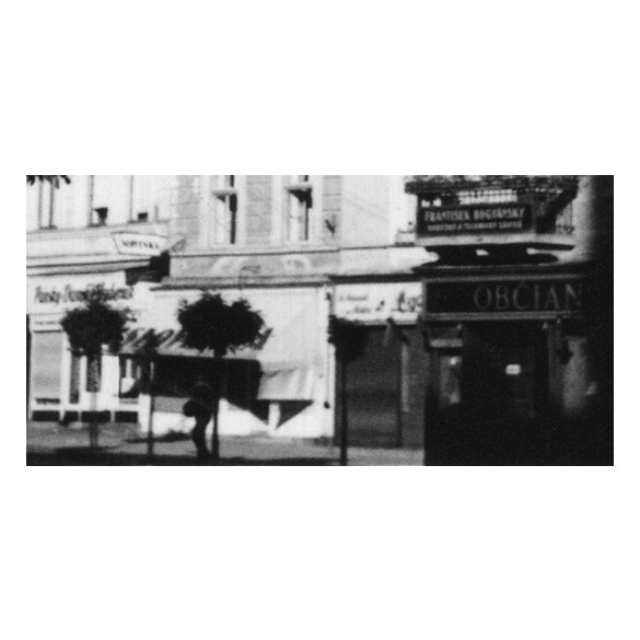 A trencséni vár, a város főteréről, Trencsén, Felvidék, utcakép, Horthy-korszak, építészet, vár, feliratok, helytörténet, 1935., 1930-s évek, Eredeti fotó, papírkép.  