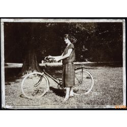   Weiss Manfréd gyártmányú Csoda női kerékpár, elegáns hölgy női kerékpárral, bicikli, jármű, közlekedés, Horthy-korszak, 1930-as évek, Eredeti fotó, papírkép, hátulján ragasztásnyomok.  