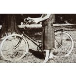 Weiss Manfréd gyártmányú Csoda női kerékpár, elegáns hölgy női kerékpárral, bicikli, jármű, közlekedés, Horthy-korszak, 1930-as évek, Eredeti fotó, papírkép, hátulján ragasztásnyomok.  