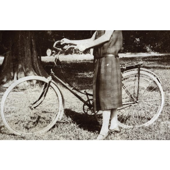 Weiss Manfréd gyártmányú Csoda női kerékpár, elegáns hölgy női kerékpárral, bicikli, jármű, közlekedés, Horthy-korszak, 1930-as évek, Eredeti fotó, papírkép, hátulján ragasztásnyomok.  