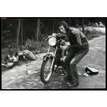 Férfi átalakított MZ ETS 250 Sport motorkerékpárral, jármű, közlekedés, szocializmus, 1970-es évek, Eredeti fotó,  papírkép.  
