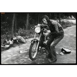   Férfi átalakított MZ ETS 250 Sport motorkerékpárral, jármű, közlekedés, szocializmus, 1970-es évek, Eredeti fotó,  papírkép.  