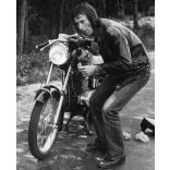 Férfi átalakított MZ ETS 250 Sport motorkerékpárral, jármű, közlekedés, szocializmus, 1970-es évek, Eredeti fotó,  papírkép.  