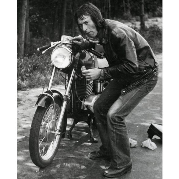 Férfi átalakított MZ ETS 250 Sport motorkerékpárral, jármű, közlekedés, szocializmus, 1970-es évek, Eredeti fotó,  papírkép.  