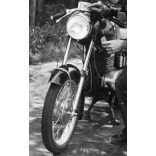 Férfi átalakított MZ ETS 250 Sport motorkerékpárral, jármű, közlekedés, szocializmus, 1970-es évek, Eredeti fotó,  papírkép.  