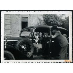   Elegáns hölgy kutyával egy diplomata Mercedes Benz gépkocsiban, magyar zászló, jármű, közlekedés, Horthy-korszak, 1940-es évek, Eredeti fotó,  papírkép. 