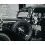 Elegáns hölgy kutyával egy diplomata Mercedes Benz gépkocsiban, magyar zászló, jármű, közlekedés, Horthy-korszak, 1940-es évek, Eredeti fotó,  papírkép. 