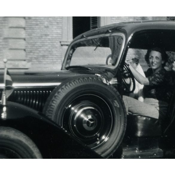Elegáns hölgy kutyával egy diplomata Mercedes Benz gépkocsiban, magyar zászló, jármű, közlekedés, Horthy-korszak, 1940-es évek, Eredeti fotó,  papírkép. 
