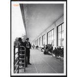 Pihenő, a pöstyéni fürdőhöz vezető, fedett hídon, Pöstyén, Felvidék, utcakép, Horthy-korszak, építészet, híd, emberek, helytörténet, 1935., 1930-s évek, Eredeti fotó, papírkép.   