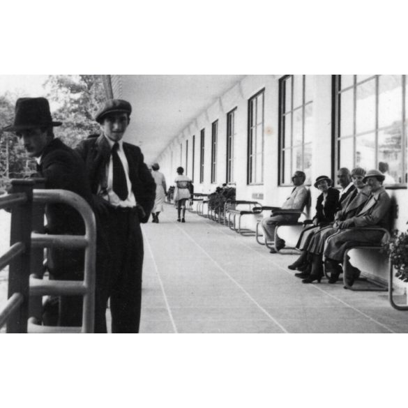 Pihenő, a pöstyéni fürdőhöz vezető, fedett hídon, Pöstyén, Felvidék, utcakép, Horthy-korszak, építészet, híd, emberek, helytörténet, 1935., 1930-s évek, Eredeti fotó, papírkép.   