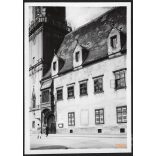 Sétai a pozsonyi városháza előtt, Pozsony, Felvidék, utcakép, Horthy-korszak, épület, építészet, helytörténet, 1935., 1930-s évek, Eredeti fotó, papírkép.  