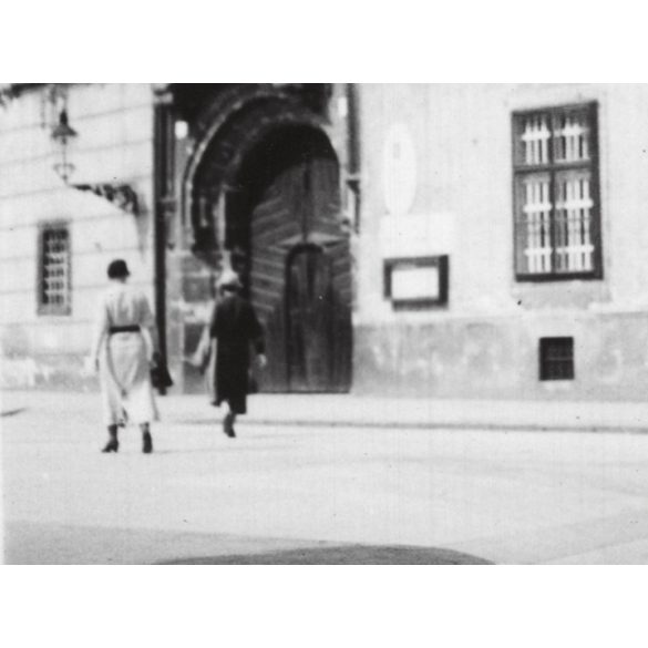 Sétai a pozsonyi városháza előtt, Pozsony, Felvidék, utcakép, Horthy-korszak, épület, építészet, helytörténet, 1935., 1930-s évek, Eredeti fotó, papírkép.  