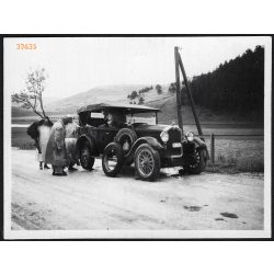  Kerékcsere az út szélén, Felvidék, utcakép, Horthy-korszak, kirándulás, gépjármű, közlekedéstörténet, helytörténet, 1935., 1930-s évek, Eredeti fotó, papírkép.   
