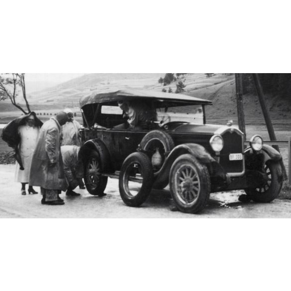 Kerékcsere az út szélén, Felvidék, utcakép, Horthy-korszak, kirándulás, gépjármű, közlekedéstörténet, helytörténet, 1935., 1930-s évek, Eredeti fotó, papírkép.   