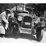 Defekt, kerékcsere az út szélén, Felvidék, utcakép, Horthy-korszak, kirándulás, közlekedéstörténet, gépjármű, helytörténet, 1935., 1930-s évek, Eredeti fotó, papírkép.   