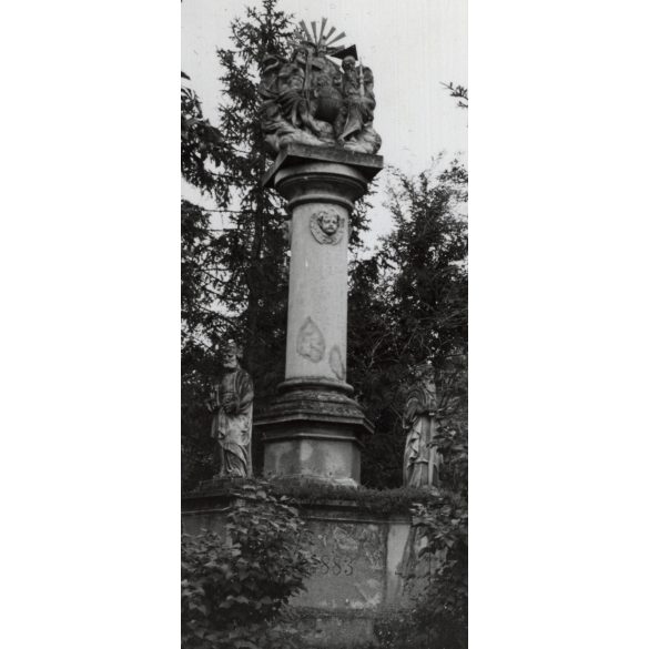 Nagyobb méret, Szendrő István fotóművészeti alkotása, Szentháromság-szobor Tamásiban, Tamási, Tolna megye, 1930-as évek. Eredeti, pecséttel jelzett fotó, papírkép. 