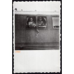   Magas rangú katonatiszt és felesége a vonaton, Szeged, Irén és Jóska, Csongrád-Csanád megye, harcászat, katonatiszt, kitüntetések, vonat, egyenruha helytörténet, 1930., 1930-s évek, Eredeti fotó, papí