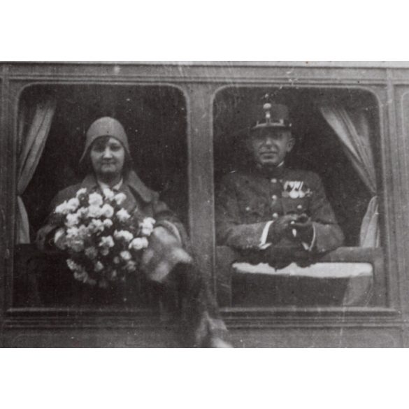 Magas rangú katonatiszt és felesége a vonaton, Szeged, Irén és Jóska, Csongrád-Csanád megye, harcászat, katonatiszt, kitüntetések, vonat, egyenruha helytörténet, 1930., 1930-s évek, Eredeti fotó, papí