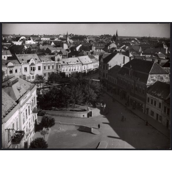 Nagyobb méret, Szendrő István fotóművészeti alkotása, Veszprém, Óváros tér, Veszprém megye, 1930-as évek. Eredeti, pecséttel jelzett fotó, papírkép, Agfa Brovira papíron.