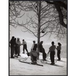   Nagyobb méret, Szendrő István fotóművészeti alkotása, síelők a hegyen, sílécek, 1930-as évek. Eredeti, pecséttel jelzett fotó, papírkép, Agfa Brovira papíron. Dekorációnak, ajándéknak is kiváló.