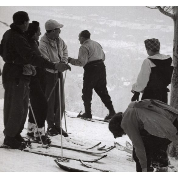 Nagyobb méret, Szendrő István fotóművészeti alkotása, síelők a hegyen, sílécek, 1930-as évek. Eredeti, pecséttel jelzett fotó, papírkép, Agfa Brovira papíron. Dekorációnak, ajándéknak is kiváló.