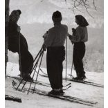 Nagyobb méret, Szendrő István fotóművészeti alkotása, síelők a hegyen, sílécek, 1930-as évek. Eredeti, pecséttel jelzett fotó, papírkép, Agfa Brovira papíron. Dekorációnak, ajándéknak is kiváló.