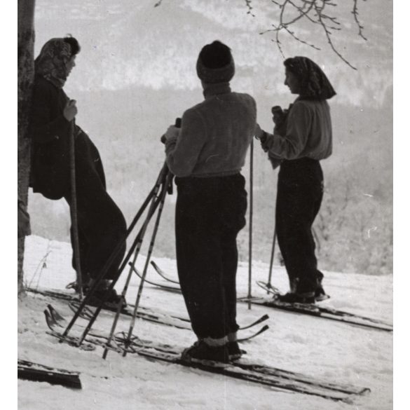 Nagyobb méret, Szendrő István fotóművészeti alkotása, síelők a hegyen, sílécek, 1930-as évek. Eredeti, pecséttel jelzett fotó, papírkép, Agfa Brovira papíron. Dekorációnak, ajándéknak is kiváló.
